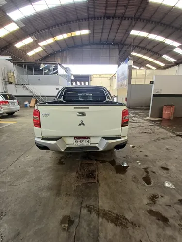 Mitsubishi L200 2.4 Cabina Doble 4x2 Mt