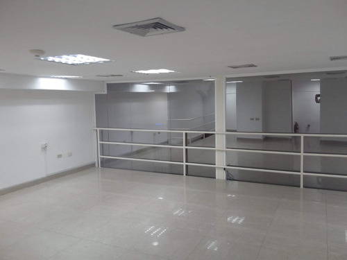 En Alquiler Local Comercial Y Oficinas Planta Baja ,centro Comercial Camino Real Barcelona