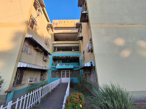 Jip 24-13939. En Venta Cómodo Y Fresco Apartamento Con 3 Hab Y 2 Baños, Cercanía A Comercios, Clínicas, Colegios Y Bancos. En El Conjunto Residencial Turmero. Edo Aragua. No Pierdas Esta Oportunidad.