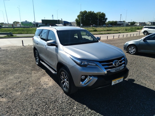 Imagen 2 de 13 de Toyota Sw4 2016 2.8 Srx 177cv 4x4 7as