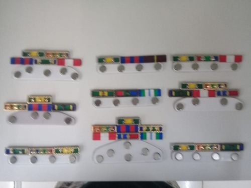 Imagem 2 de 3 de Placa Com 4 Barretas De Medalhas - Fixação Por Imã