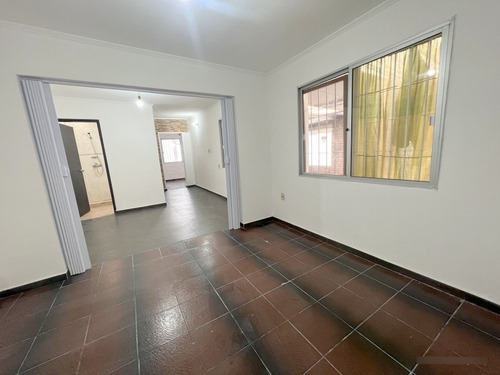 Alquiler De Hermosa Casa, Totalmente Reciclada, Piedras Blancas, 2 Dormitorios, Cochera, Baño, 2 Patios, Sin Gastos Comunes, Muy Segura!!