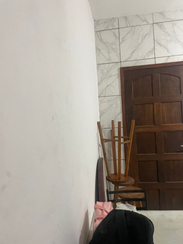 Casa Com 6 Quartos, Galpão E Banheiro.