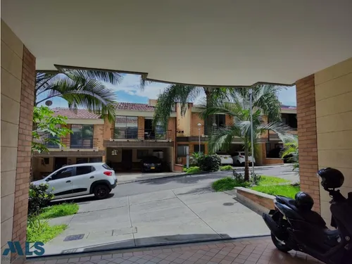 Espectacular Casa Con Áreas Amplias Y Senderos Pa...(mls#254950)