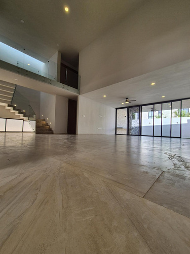 Residencia En Venta, Completamente Lista En Privada Con Casa Club De Lujo!