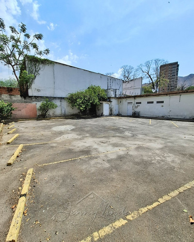 Local En Alquiler Con Oficinas En Av. Las Delicias Zona Norte De Maracay