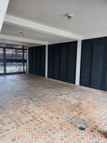 En Venta Casa 214m2 3h/4b/5p. Guatire.