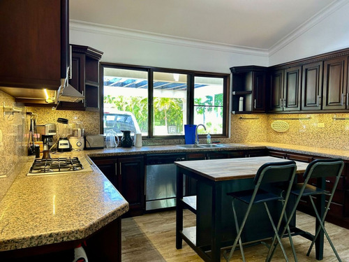Villa Amueblada En Alquiler De 4 Dormitorios En Punta Cana, Cocotal Golf Club, Frente Al Campo De Golf