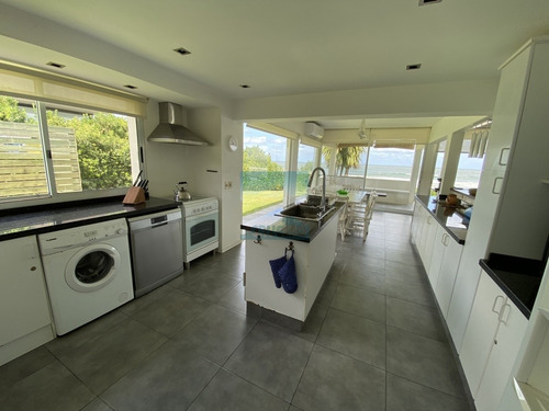 Exclusiva Casa Sobre La Playa De Solanas. Excelentes Vistas, Piscina Y Parrillero Con Vista Al Mar. - Ref: 5678