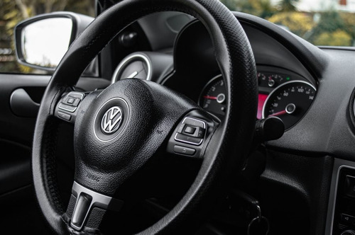 Volkswagen Gol Sedan - Motorland Permuto / Financio