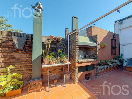 Venta Casa 6 Dormitorios Cochera Jardín Dos Plantas En Barrio Roque Saenz Peña
