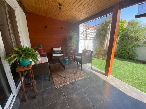 Casa En Venta De 3 Dorm. En Peñalolén
