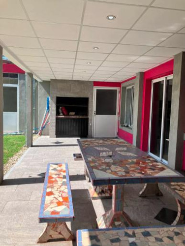 Casa En Venta Barrio Haras Maria Elena 4 Ambientes Fondo Libre Piscina