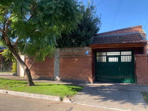 Casa Con Tres Dormitorios Y Escritorio