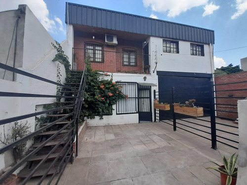 Casa En Venta - 3 Dormitorios 2 Baños - 330 Mts2 - Hurlingham, Buenos Aires