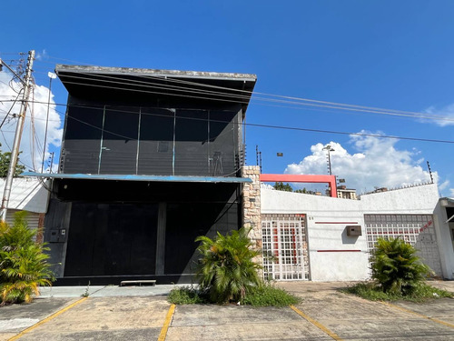 Casa Con Local Comercial En Venta, Res. El Centro, Maracay.