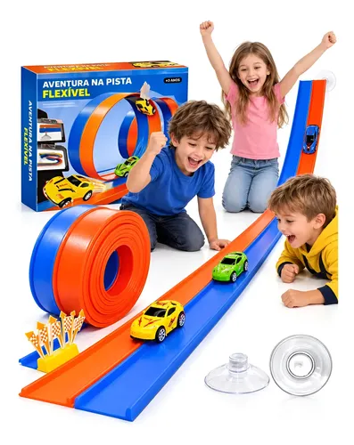 Pista flexível colorida montada no chão com carrinhos