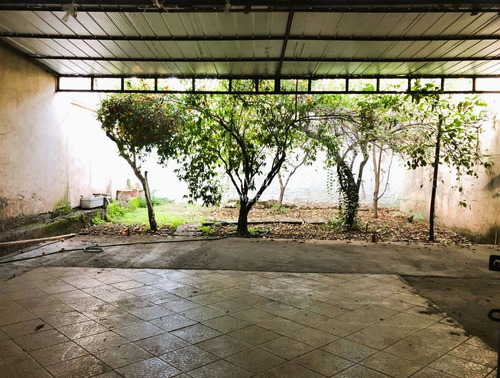 Local Con Estacionamiento Y Patio En Zona Residencial