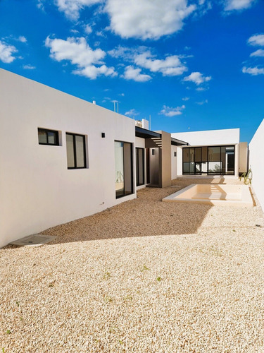 Casa De Una Planta, 3 Recámaras Y Piscina En Venta En Chacté Residencial, Dzitya