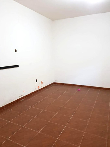 Imagen 3 de 7 de Tipo Casa De 3 Ambientes Al Frente Con Terraza
