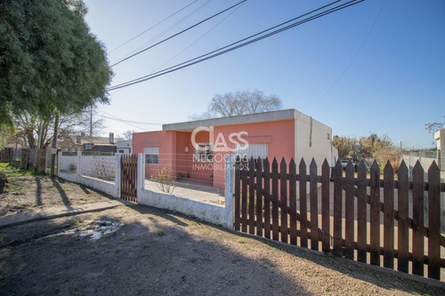 Venta Casa En Las Piedras, 2 Dormitorios, Gran Terreno.