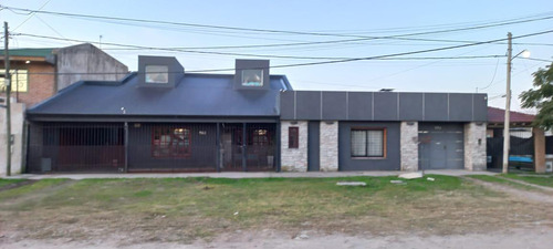 Casa Venta - 4 Dormitorios 3 Baños - 459mts2 Totales - Berisso