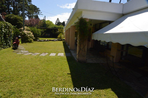 Espectacular Casa En Venta Ideal Para Vivir Todo El Año Con Una Ubicacion Inmejorable A Solo Cuadras De Playa Mansa- Ref: 112