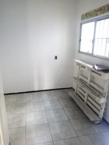Imagen 8 de 18 de 3 Dormitorios Amplios 2 Balcones Patio Lavadero Y Azotea Exclusiva Apto Frente Soriano Y Paragua Gc3500 Muy Buena Opcion Al Pasos De Rambla Y Del Centro Anda O Cgn Sino Seguros 85 Mts