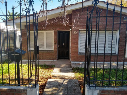 Casa Con Patio, 4 Dormitorios, 2 Baños.