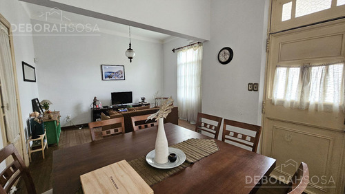 Venta Casa De Estilo 5 Ambientes Con Jardín - Caseros