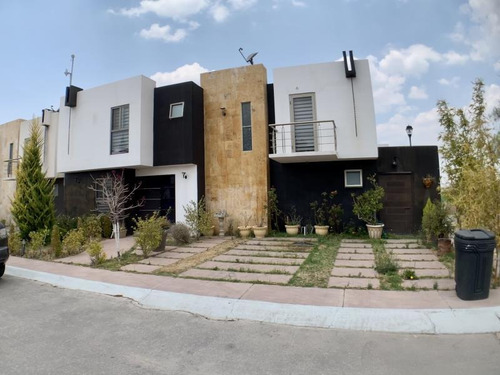 Imagen 1 de 12 de Casa Sola En Venta Residencia En Privada. Terreno 210 M. Área Social Techada. Estudio Y Jardín.