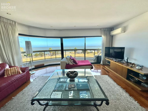 Departamento En Venta. Frente Al Mar. Montevideo. Pocitos.