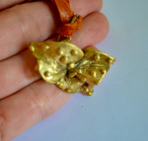 Imagen 4 de 4 de Collar Flor Minimalista, Bronce, Cuero Marron, Joyeria, Cod1