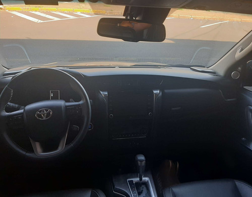 Toyota Hilux SW4 2.8 D-4D TURBO DIESEL SRX 7L 4X4 AUTOMÁTICO