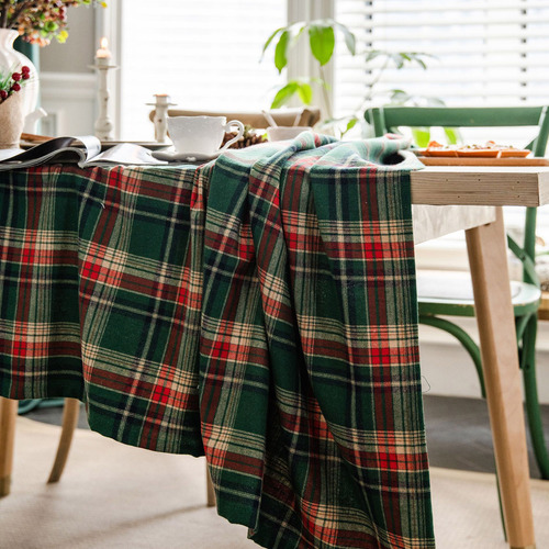 Mesa Rústica De Tela Navideña Tejida Con Un Mantel Verde