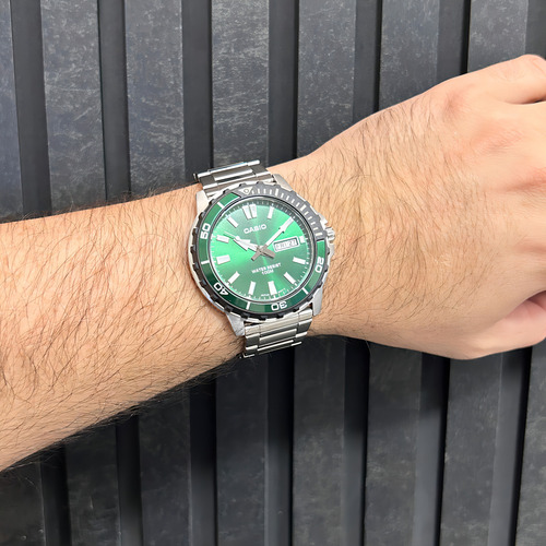Reloj Casio Standard MTD-125D-3Avdf para hombre, correa plateada, bisel verde, fondo verde