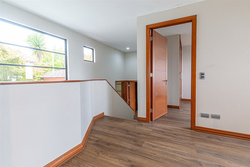 Casa En Venta De 5 Dorm. En Las Condes