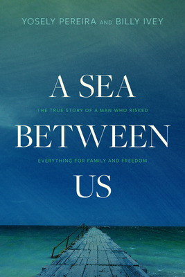 Libro A Sea Between Us: The True Story Of A Man Who Riske...