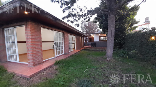 Venta De Casa 3 Ambientes Con Quincho, Cochera Y Piscina En Quilmes Oeste