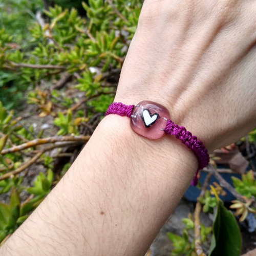 Imagen 2 de 3 de Pulsera Tejida Macramé Corazón Morado