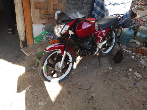 Es Negra Con Rojo Y Blanco Prende De Botón Y De Cran