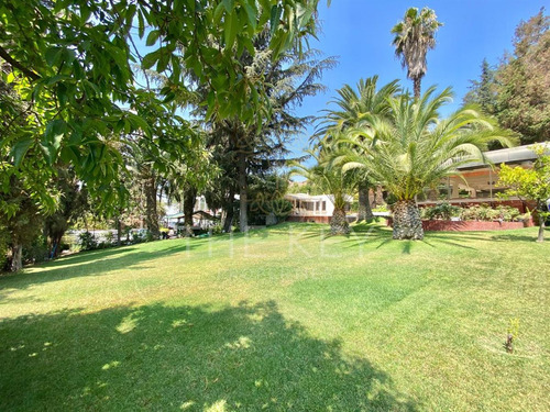 Casa En Venta De 4dorm, 3 Serv, Piscina, Jardin. En Vitacura