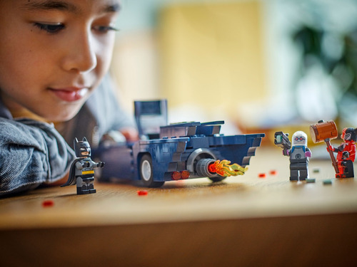 Lego Dc Batman com Batmobile Vs Harley Quinn e Freeze 76274