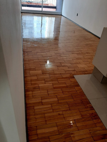 Imagen 6 de 7 de Totalmente Reciclado Con Muy Cómoda Cocina Integrada Y Amplio Balcón A La Calle