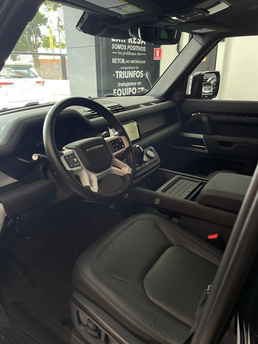 Land Rover Defender P400 2024