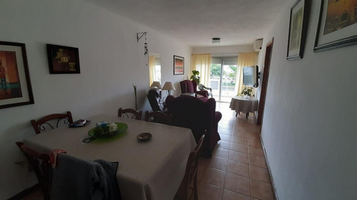 Imagen 2 de 24 de Apartamento De Dos Dormitorios Frente A Rambla Y Playa De Piriápolis