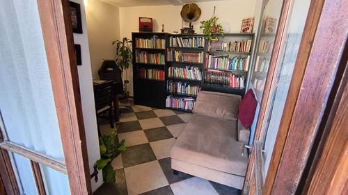 Venta De Pintoresca Casa En Ph Al Frente