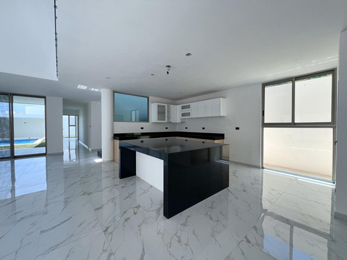 Casa En Venta En Dzityá, Mérida De 4 Recámaras.