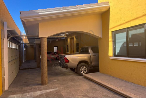 Espectacular Casa En Venta En San Isidro, Con Un Enorme Jardin Y Alberca.