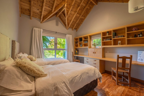 Casa Con Vista Al Lago Nahuel Huapi Y Cordillera A 3 Km Del Centro.